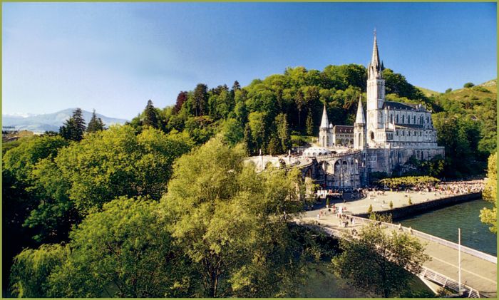 La maestosa Basilica di Lourdes