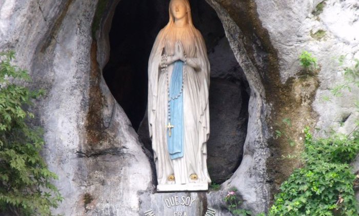 La statua della Madonna all'interno della Grotta