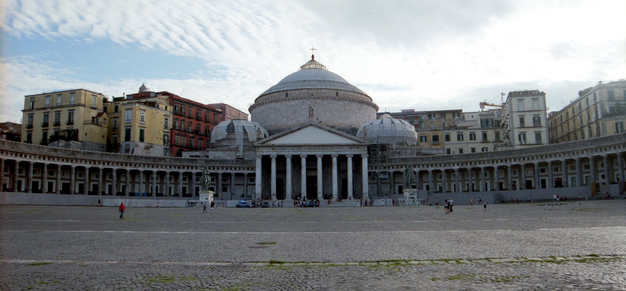 Turismo religioso in Campania Piazza del Plebiscito a Napoli